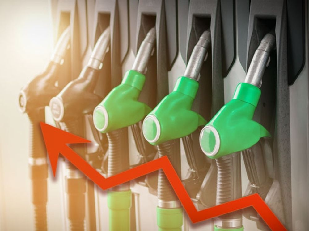 I dagsl&auml;get kostar det i genomsnitt 17,8 euro mer att fylla bensintanken &auml;n f&ouml;r ett &aring;r sedan.