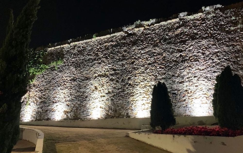 Castillo de San Lu&iacute;s i Estepona har f&ouml;rsetts med belysning. Foto: Ayuntamiento de Estepona