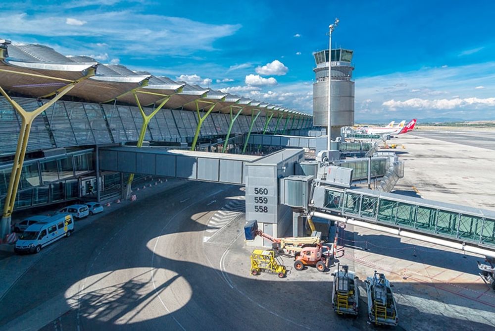 Sedan sommaren har hundratals transitresen&auml;rer p&aring; Madrids flygplats valt att s&ouml;ka asyl, vilket &ouml;verbelastat flyktingmottagningen p&aring; Barajas.