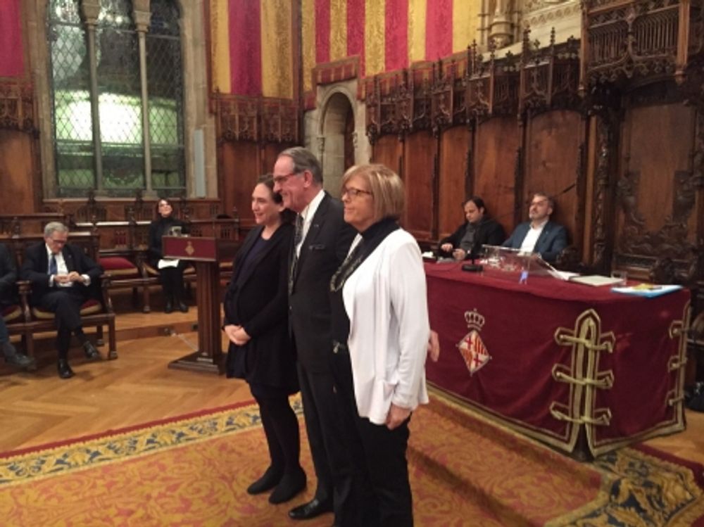 Jan Eliasson mottog priset, som b&auml;r Olof Palmes namn, i r&aring;dhuset i Barcelona. Foto: Lars-Hjalmar Wide