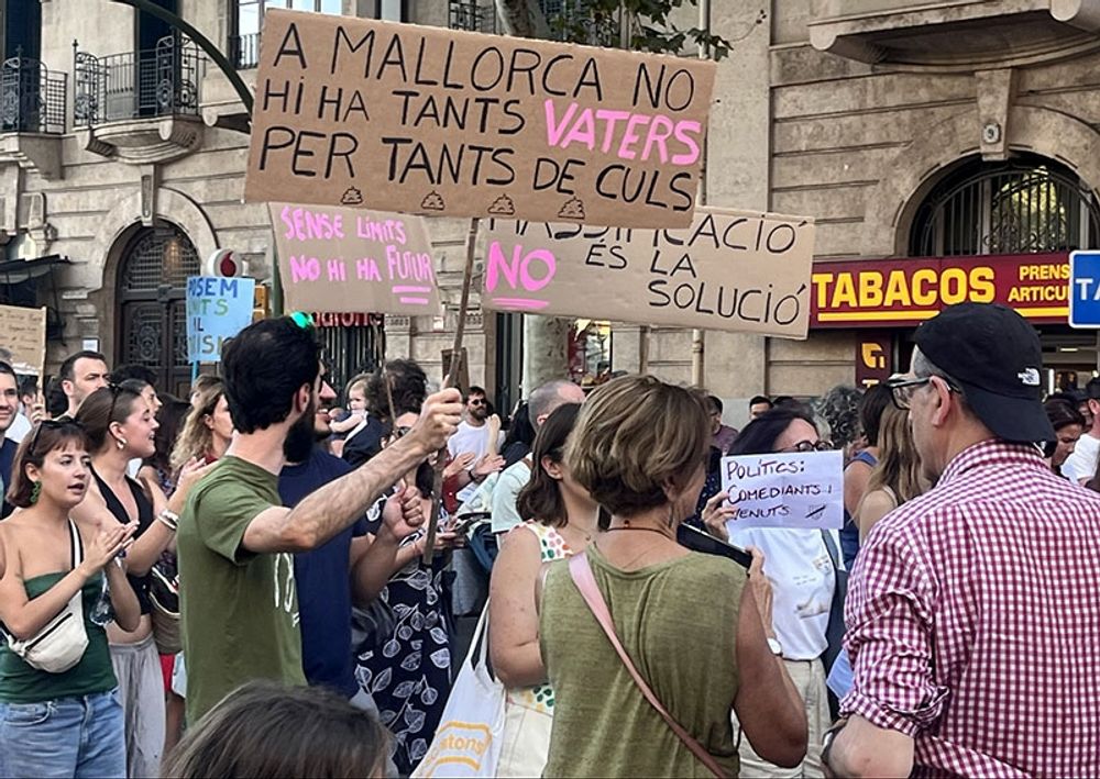 Detta var den andra stora demonstrationen i Palma stad p&aring; kort tid mot massturismen. Foto: @nekanedomblas/X