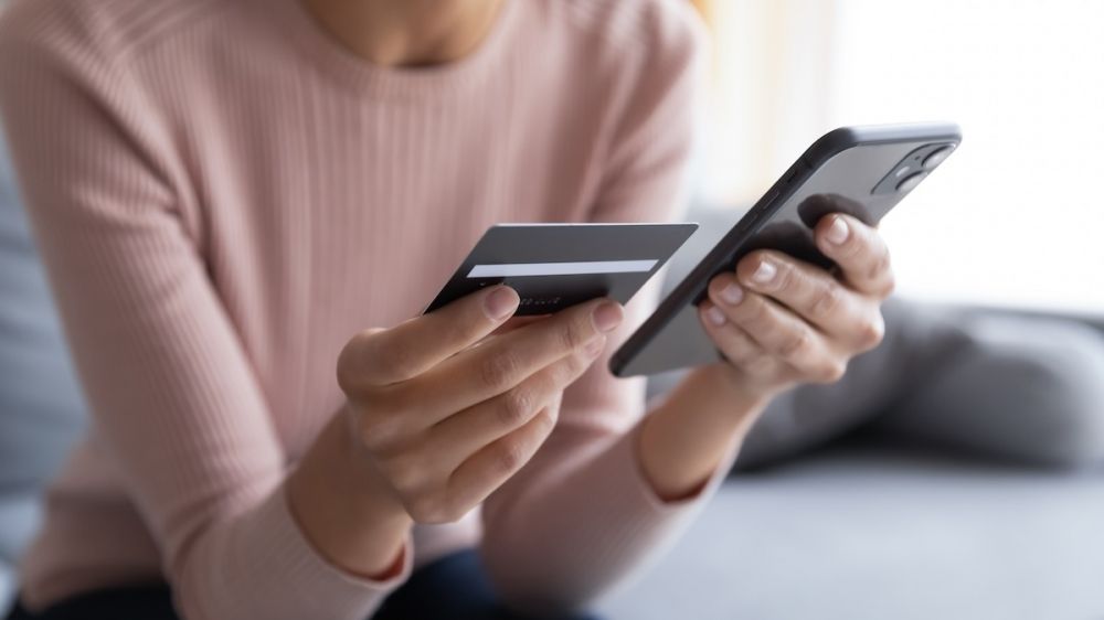 Telefonbolagen riskerar upp till tv&aring; miljoner euro i b&ouml;ter om de inte vidtar obligatoriska &aring;tg&auml;rder mot bedr&auml;gerier.