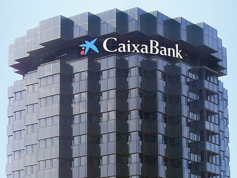 CaixaBank &auml;r den st&ouml;rsta av de tv&aring; akt&ouml;rerna, med ett kapital p&aring; omkring 442 miljarder euro.
