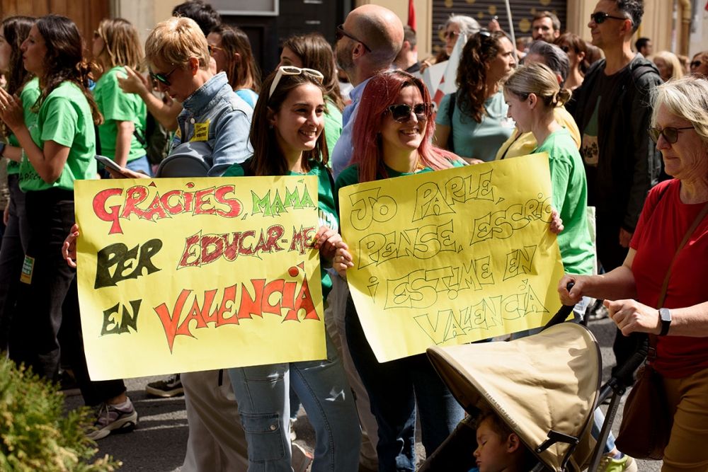 Omr&ouml;stningen mots&auml;ger regionpresidenten Carlos Maz&oacute;n, som vill minska bruket av valencianska i de regionala skolorna.