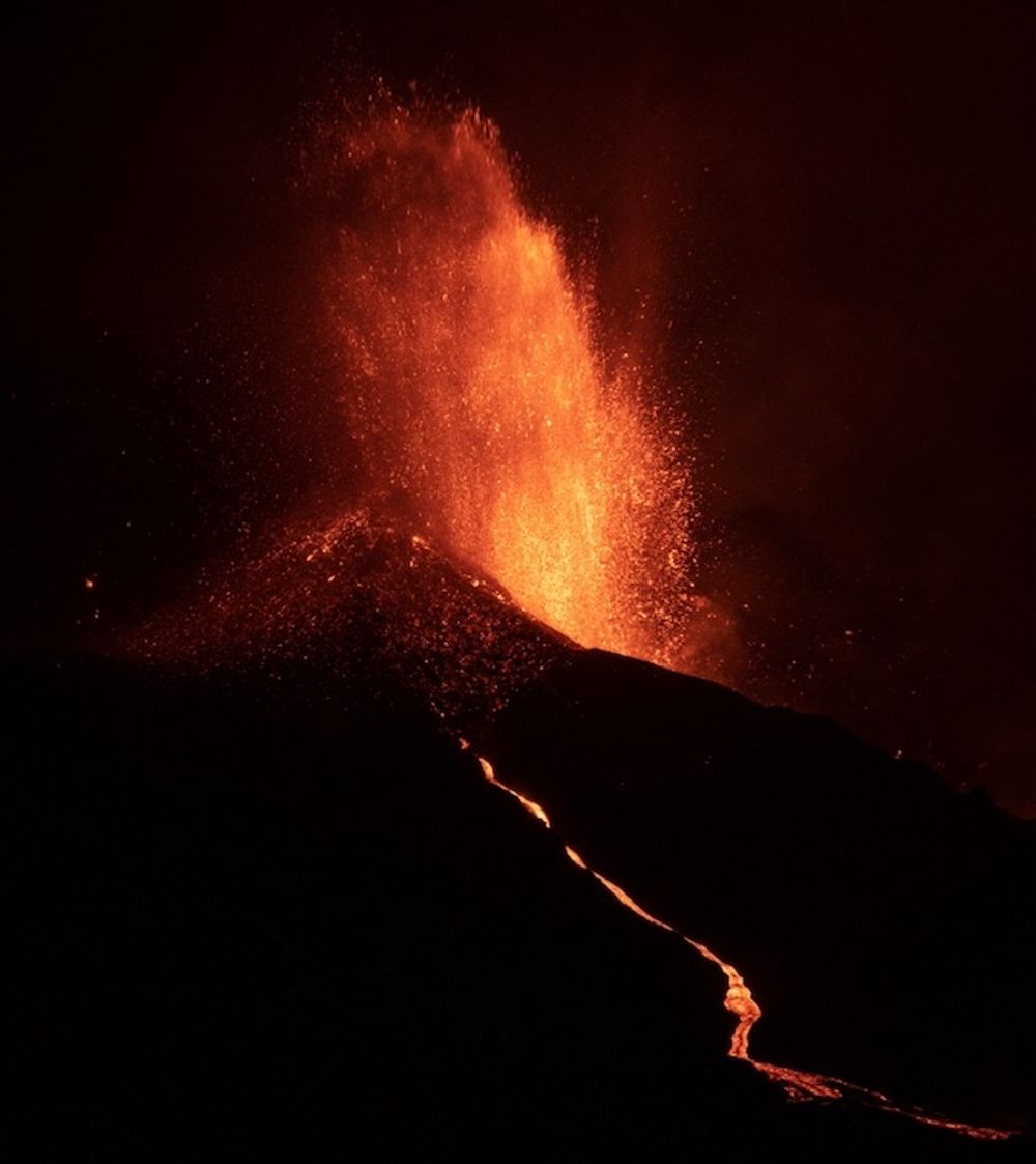 Den nya vulkanen p&aring; La Palma sprutar ut b&aring;de gaser, aska och lava i allt st&ouml;rre omfattning.