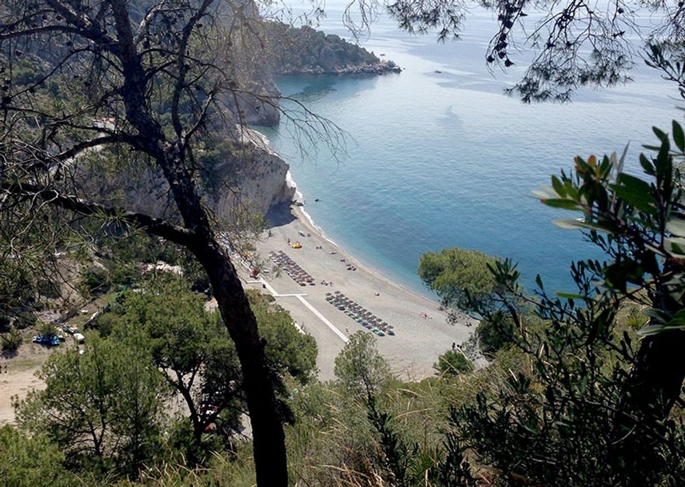 Stranden Cantarrij&aacute;n ligger i en vik mellan Almu&ntilde;&eacute;car och Maro/Cerro Gordo.