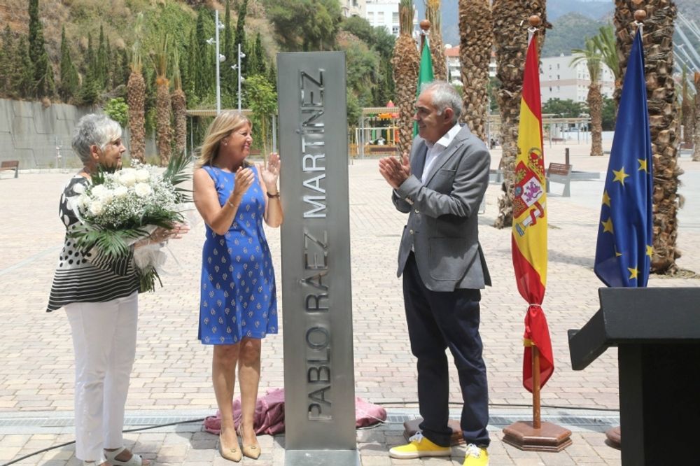 Marbellas borgm&auml;stare &Aacute;ngeles Mu&ntilde;oz med Pablo R&aacute;ez f&ouml;r&auml;ldrar, vid invigningen av den nya boulevarden. Foto: Ayto de Marbella