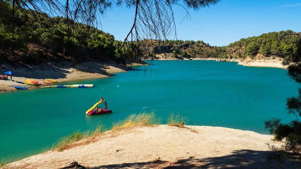 Bland de nytillkomna bl&aring; flaggorna 2021 finns stranden i Ardales, vid sj&ouml;n El Chorro.