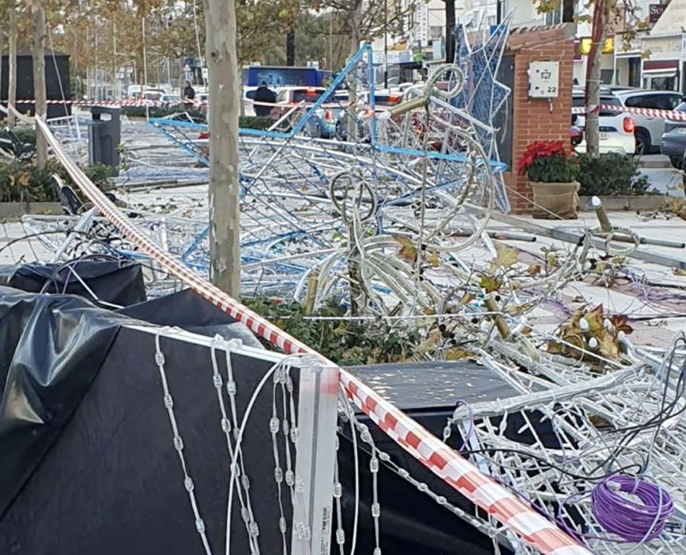Tromben f&ouml;rvandlades till en tornado p&aring; land som bland annat slet ner julbelysningen i La Cala de Mijas. Foto: Ayto de Mijas