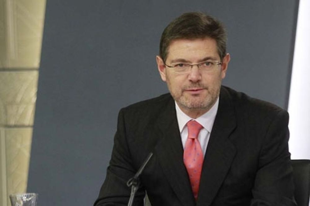 En bred majoritet av riksparlamentet kr&auml;ver att Catal&aacute; avs&auml;tts, men Rajoy beh&aring;ller sin justitieminister.