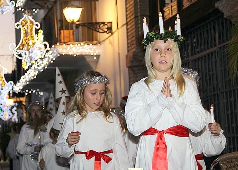 Elever fr&aring;n Svenska skolan i Marbella t&aring;gade fr&aring;n r&aring;dhuset till kyrktorget, i gamla stan.
