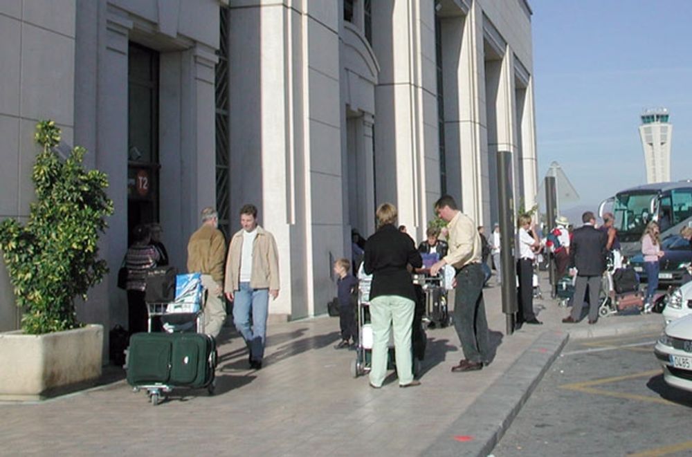 Precis innanf&ouml;r d&ouml;rrarna vid avg&aring;ngshallen i terminal 2 p&aring; M&aacute;laga flygplats blev det stopp f&ouml;r Thomas Hedr&eacute;n, som nekades flyga till Sverige d&aring; han &auml;r bofast i Spanien. ARKIVBILD