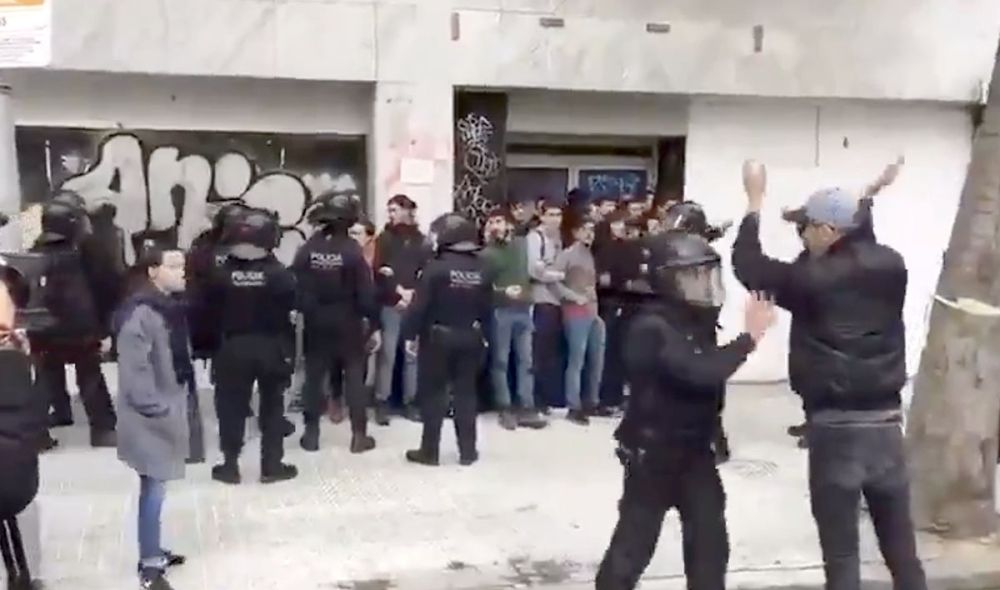 En video visade att den gripne inte p&aring; n&aring;got s&auml;tt agerat v&aring;ldsamt mot polismannen som &ouml;vermannade honom.