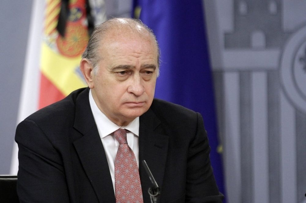 M&aring;nga ifr&aring;gas&auml;tter teorin att d&aring;varande inrikesministern Jorge Fern&aacute;ndez D&iacute;az skulle ha agerat utan k&auml;nnedom av varken regeringschefen Mariano Rajoy eller PP:s generalsekreterare Mar&iacute;a Dolores de Cospedal.