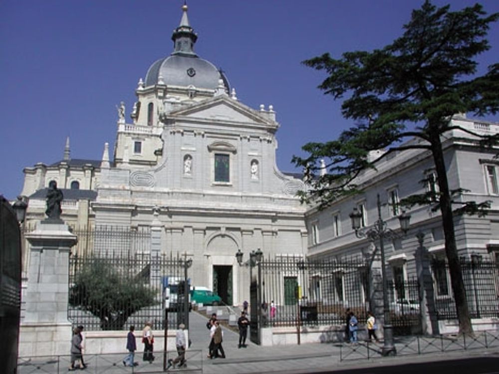 Diktatorn Francisco Francos anh&ouml;riga hotar med att begrava honom i katedralen La Almudena, i Madrid.