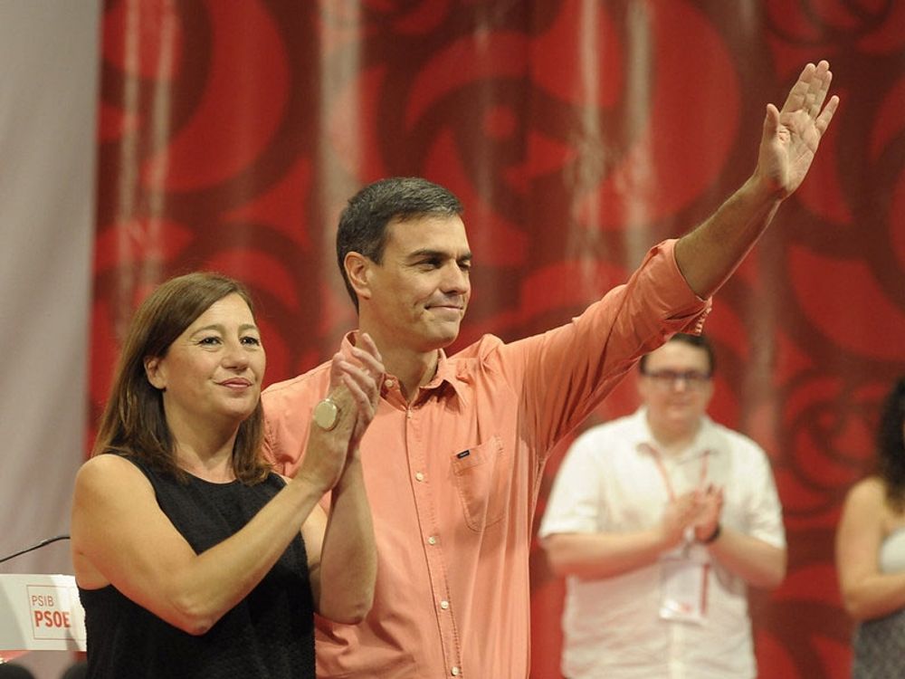 Nuvarande talmannen i parlamentet Francina Armengol, med regeringschefen Pedro S&aacute;nchez. Foto: PSOE