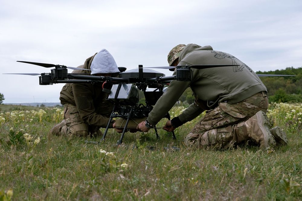 Arkivbild av dr&ouml;nartekniker i Ukraina.