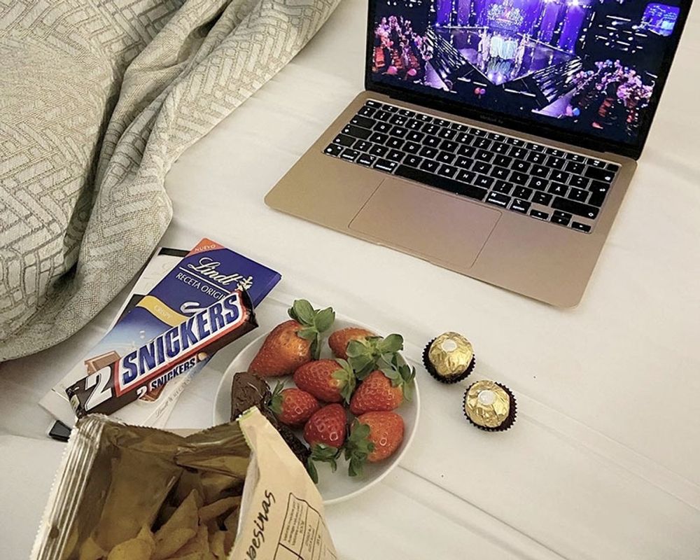 Jordgubbar och snacks h&ouml;r till om man ska bo p&aring; hotell.&nbsp;