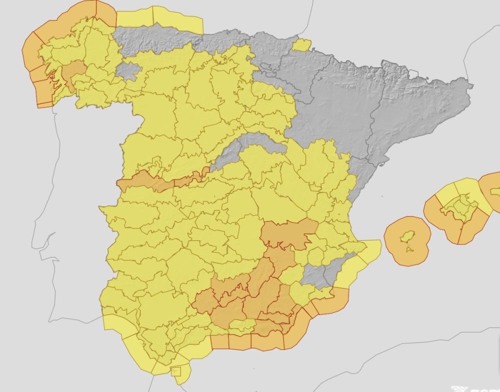 V&auml;derlekstj&auml;nsten uppr&auml;tth&aring;ller fortsatt orange och gul varning i stora delar av Spanien. Karta: Aemet