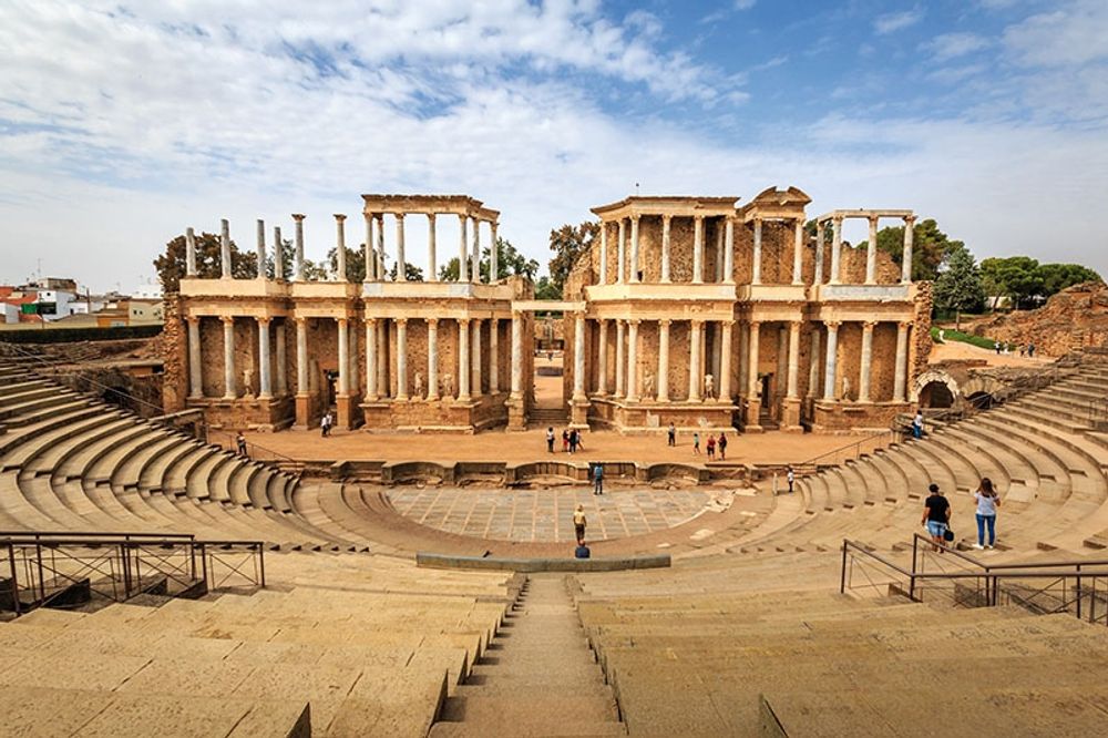 Unescostaden M&eacute;rida ligger i Extremadura i v&auml;stra Spanien och var en g&aring;ng huvudstad i Lusitanien, en av romarnas fem provinser p&aring; den Iberiska halv&ouml;n. Varje sommar arrangeras teaterfestivalen i M&eacute;rida, i den gamla romerska teatern som restaurerats. H&auml;r uppf&ouml;rdes klassiska spel f&ouml;r hela 2.000 &aring;r sedan.