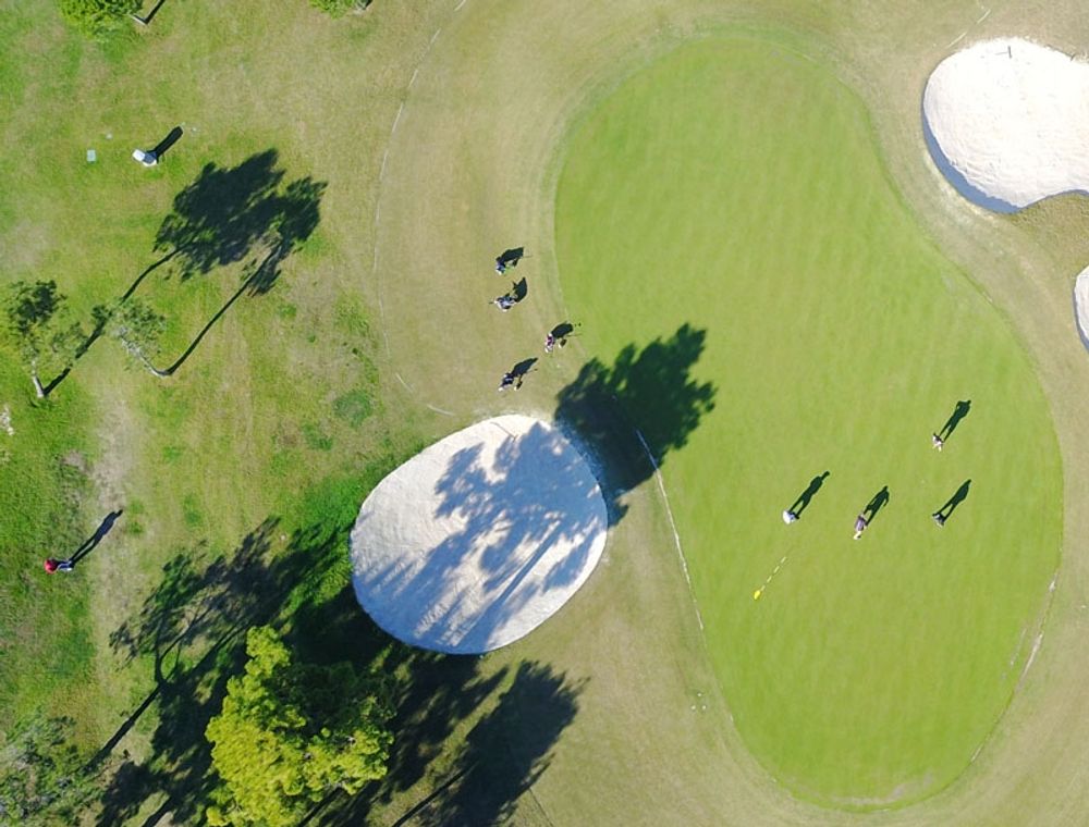 Richard Bj&ouml;rkman styr Sydkustens drone av senaste modell, som tar spektakul&auml;ra flygbilder p&aring; golfbanan.