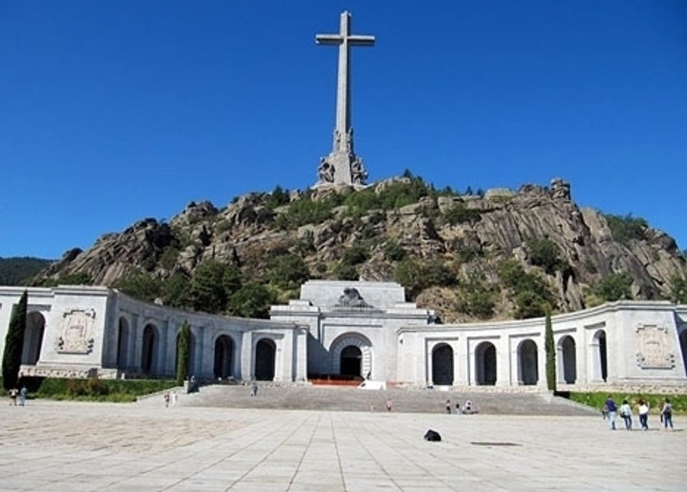 Antalet bes&ouml;kare vid Valle de los Ca&iacute;dos har m&aring;ngdubblats, sedan den annonserade flytten av diktatorn Franco.