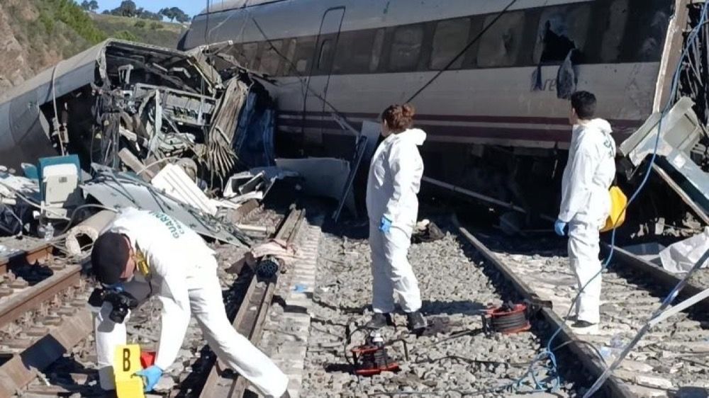 Utredningen riktar efter t&aring;gkatastrofen allt st&ouml;rre uppm&auml;rksamhet mot brister i larmkedjan och underh&aring;llsansvaret. Foto: Guardia Civil