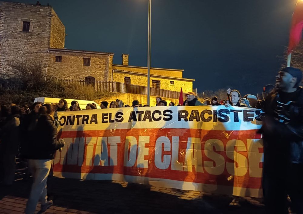 Demonstranter och motdemonstranter har drabbat samman i Badalona, efter vr&auml;kningen av drygt 400 migranter. Foto: @luchainternacio