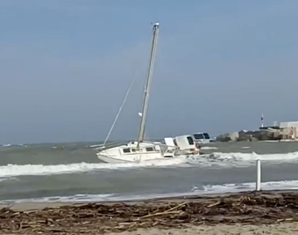 Omst&auml;ndigheterna kring segelb&aring;tens grundst&ouml;tning och den avlidne ombord &auml;r till en b&ouml;rjan ett mysterium. Foto: Fuengirola Se Queja