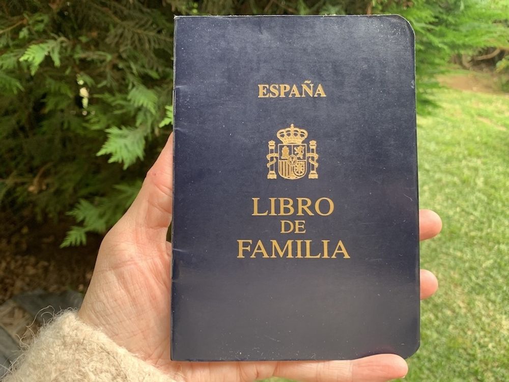 Familjeboken "Libro de familia" lever vidare ett tag till i fysiskt format.