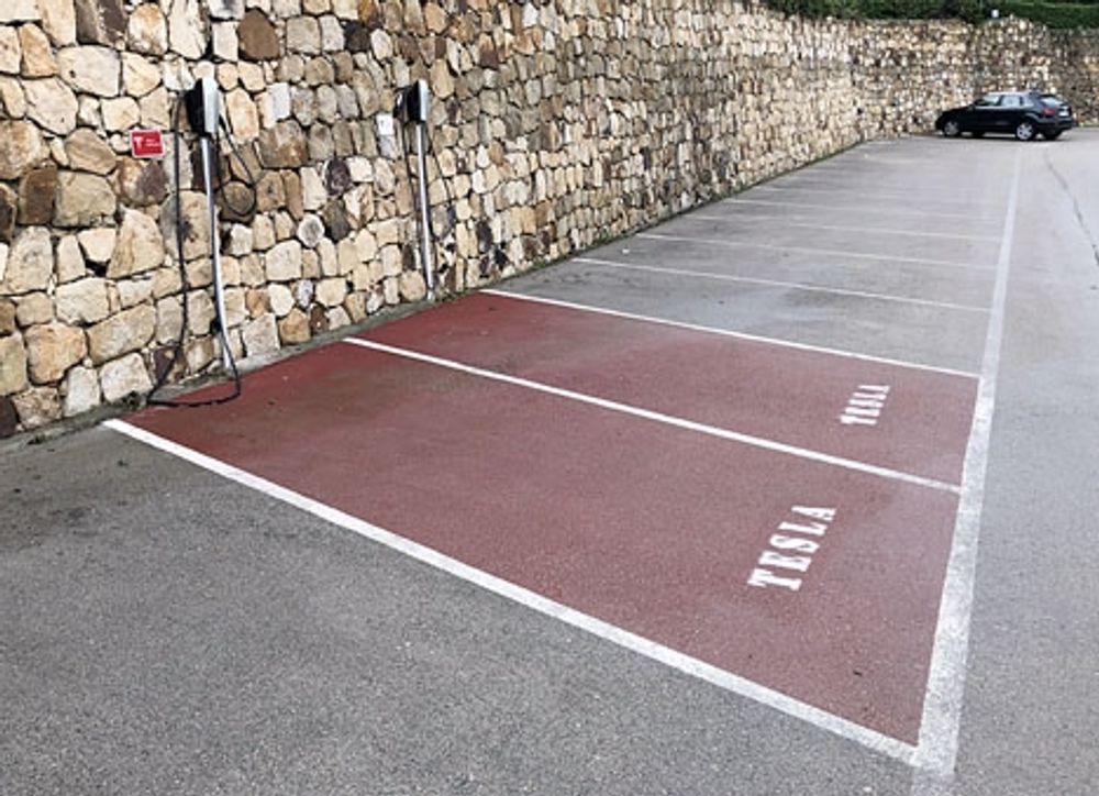 Projektet inkluderar p&aring;bud p&aring; laddningsstationer f&ouml;r elbilar.