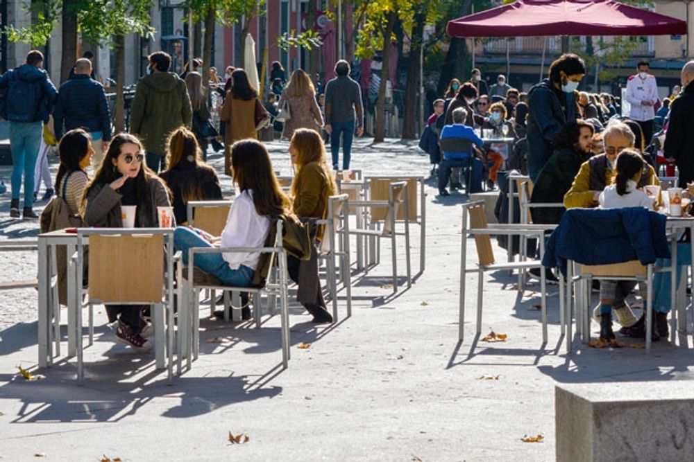 Sedan 6 februari f&aring;r upp till sex personer sitta tillsammans p&aring; uteserveringar i Madrid.