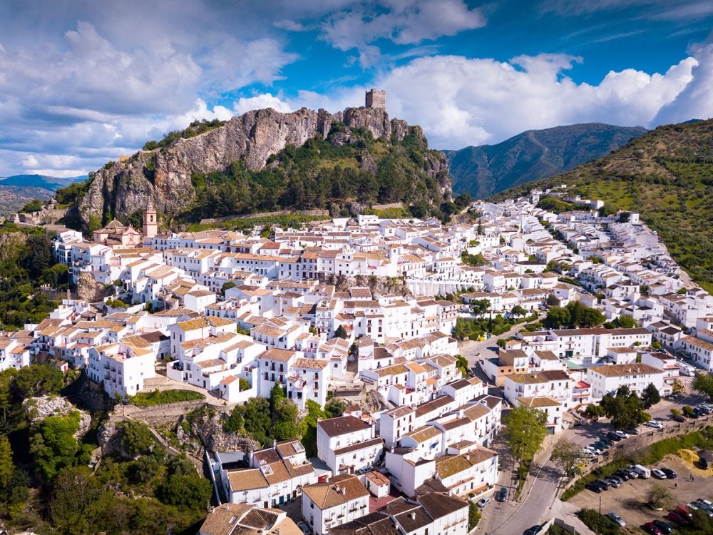 Zahara de la Sierra (C&aacute;diz) har 32 kommunanst&auml;llda som ges m&ouml;jligheten att f&ouml;rdela sin 35-timmars arbetsvecka &ouml;ver fyra dagar och vara lediga m&aring;ndagar eller fredagar.
