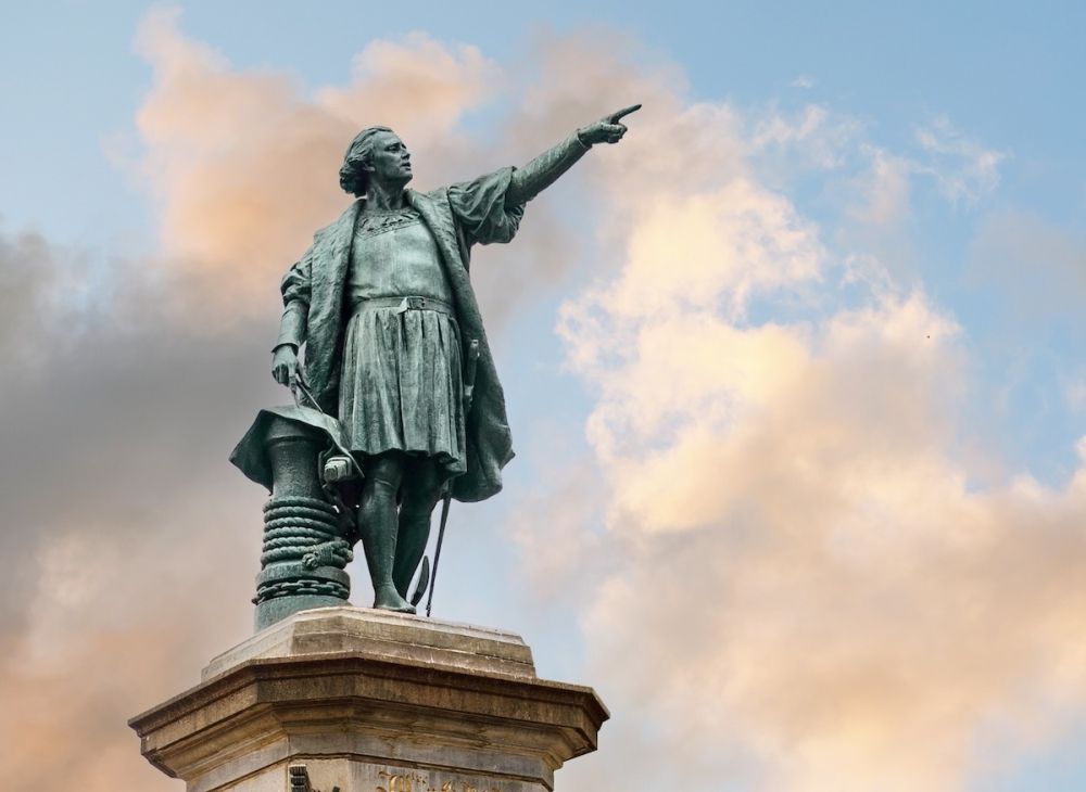 En ny biografi visar hur Columbus medvetet manipulerade siffror och fakta f&ouml;r att f&aring; st&ouml;d f&ouml;r sin expedition, och att han varken var en banbrytande vetenskapsman eller dog fattig och bortgl&ouml;md.