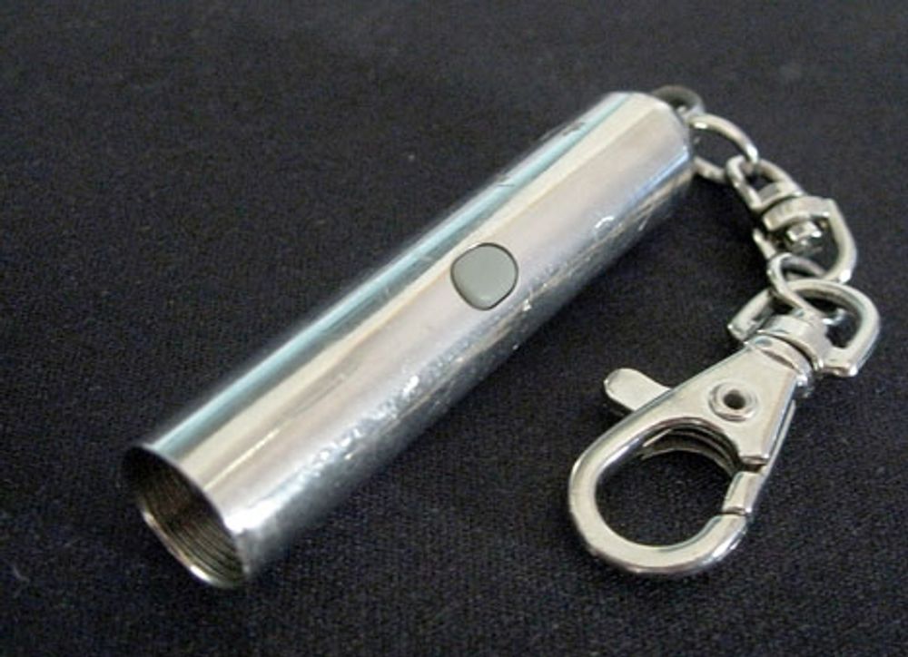 Sm&aring; laserpekare finns i m&aring;nga butiker men kraftigare &auml;r f&ouml;rbjuda &ouml;ver disk, &auml;ven om de kan erh&aring;llas via Internet. Foto: Santeri Viinam&auml;ki/Wikimedia Commons
