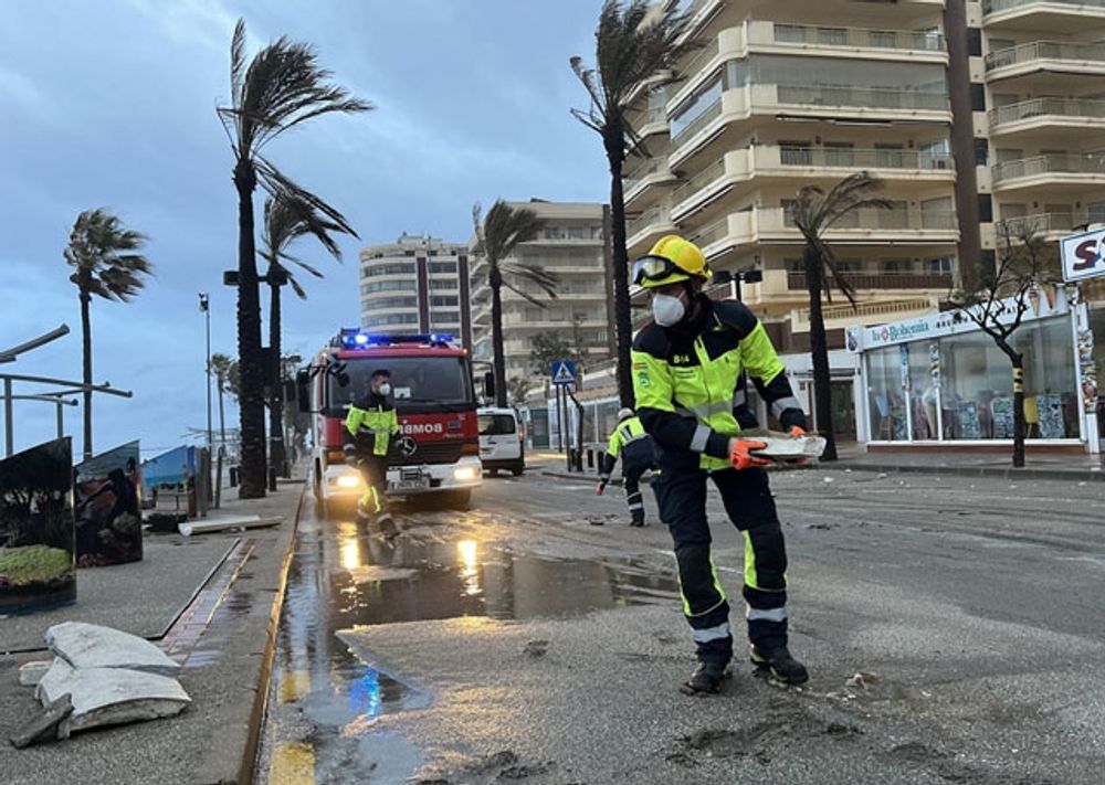 Brandk&aring;ren har f&aring;tt rycka ut vid strandpromenaden i Fuengirola. Foto: Ayto de Fuengirola