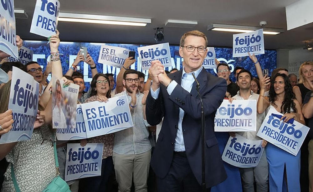 PP-ledaren Alberto N&uacute;&ntilde;ez Feij&oacute;o hyllades efter tv-debatten 10 juli som om han redan vunnit valet. Foto: PP