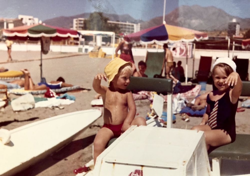 Som liten lintott, praktiskt taget uppv&auml;xt p&aring; stranden i La Carihuela (Torremolinos), hade man naturligtvis ingen aning om bristen p&aring; m&auml;nskliga r&auml;ttigheter i Francospanien. Foto: Privat