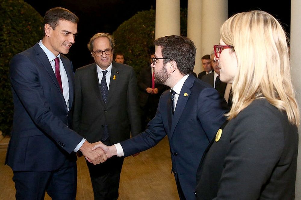 Pedro S&aacute;nchez i en arkivbild d&auml;r han h&auml;lsar p&aring; nuvarande regionpresidenten i Katalonien Pere Aragon&egrave;s, framf&ouml;r den tidigare regionpresidenten Quim Torra.