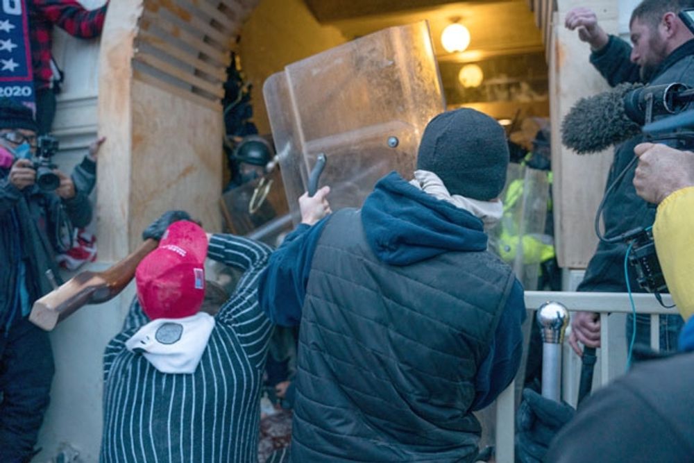 Bilden &auml;r fr&aring;n stormningen av Kapitolium i Washington f&ouml;r ett &aring;r sedan, men skiljer sig inte mycket fr&aring;n det som utspelades i Lorca f&ouml;rra n&aring;gra veckor sedan.