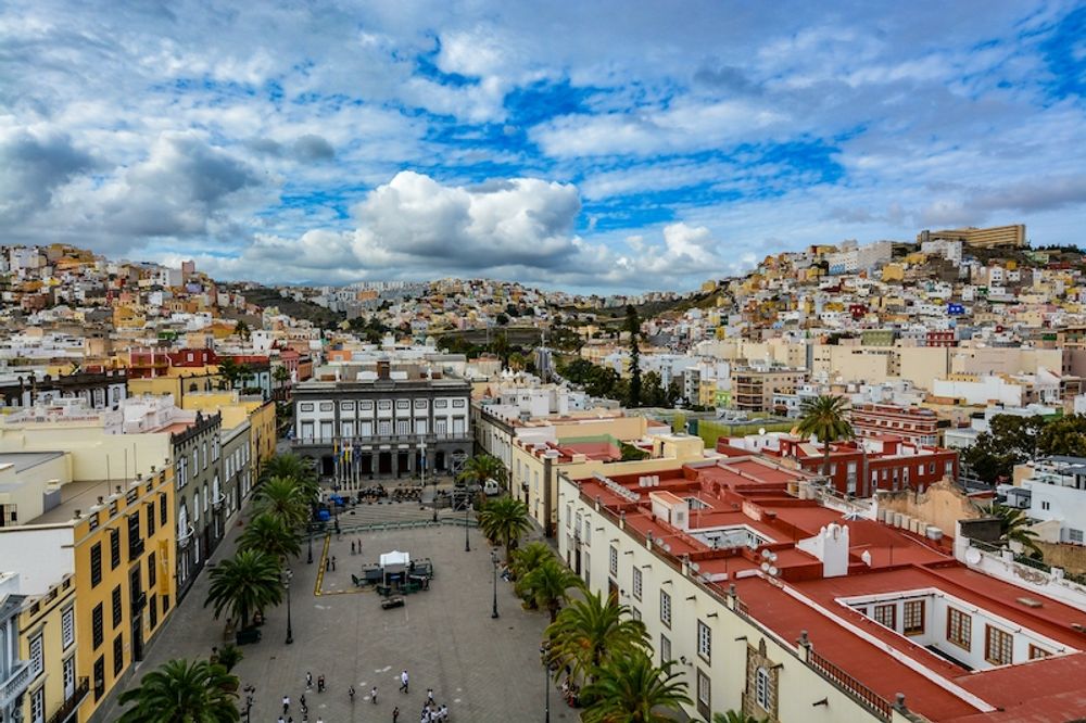 Tenerife och Gran Canaria stannar kvar p&aring; smittniv&aring; 3 men beviljas &auml;nd&aring; vissa l&auml;ttnader, d&auml;ribland att uteg&aring;ngsf&ouml;rbudet minskas med en timme.