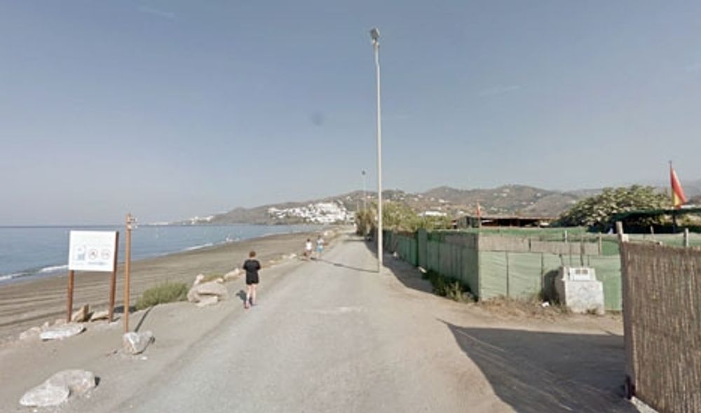 Ett stort antal husbilar h&aring;ller till vid El Playazo, strax  Foto: Google Maps