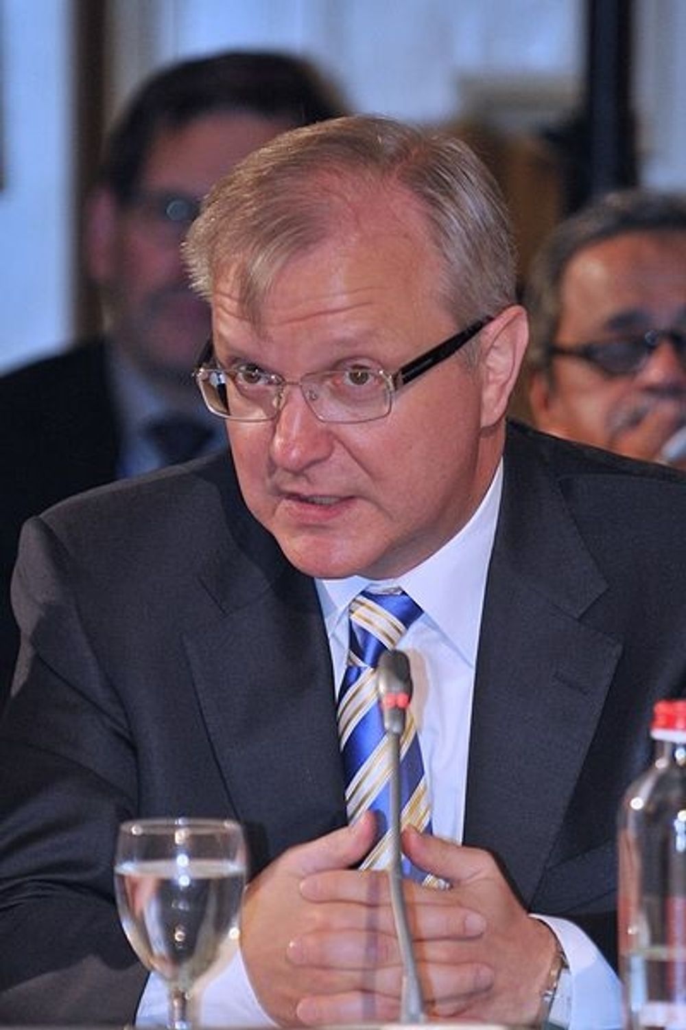 Bara tv&aring; dagar efter Hollandes valseger i Frankrike &ouml;ppnar EU:s finanskommissarie Olli Rehn d&ouml;rren f&ouml;r ett f&ouml;rl&auml;ngt uppskov f&ouml;r Spaniens underskott.