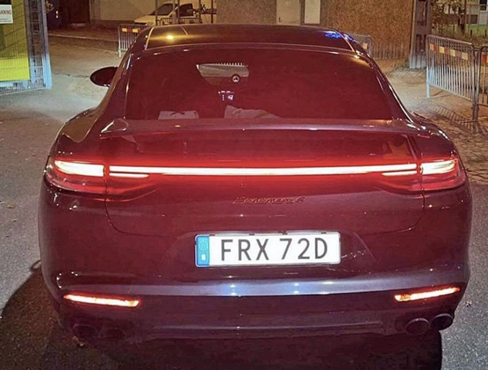 Sportbilen, en Porsche Panamera 4 E-Hybrid, befann sig i Alicante n&auml;r GPS-systemet st&auml;ngdes av den 2 december. Foto: www.larmtjanst.se