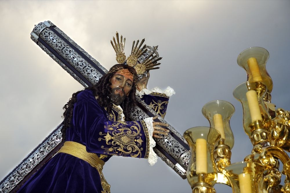 P&aring;sktraditionen i Spanien bjuder att flera p&aring;sksamfund, bland annat Jes&uacute;s El Rico i M&aacute;laga, f&aring;r ben&aring;da en f&aring;nge.