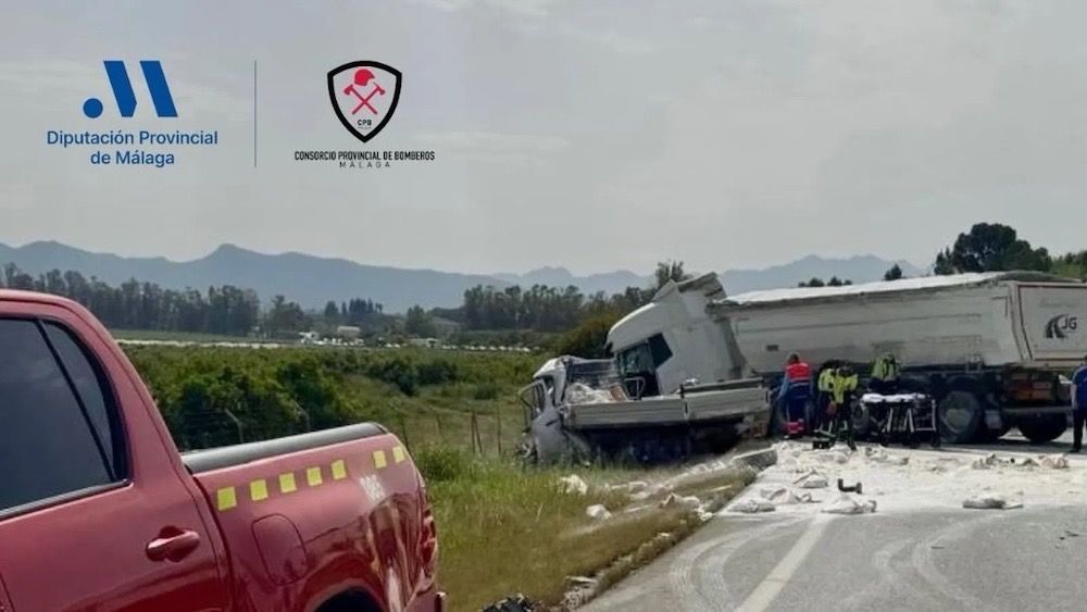 R&auml;ddningsinsatsen p&aring;gick under stora delar av dagen innan v&auml;gen kunde &ouml;ppnas f&ouml;r trafik igen. Foto: Diputaci&oacute;n Provincial de M&aacute;laga