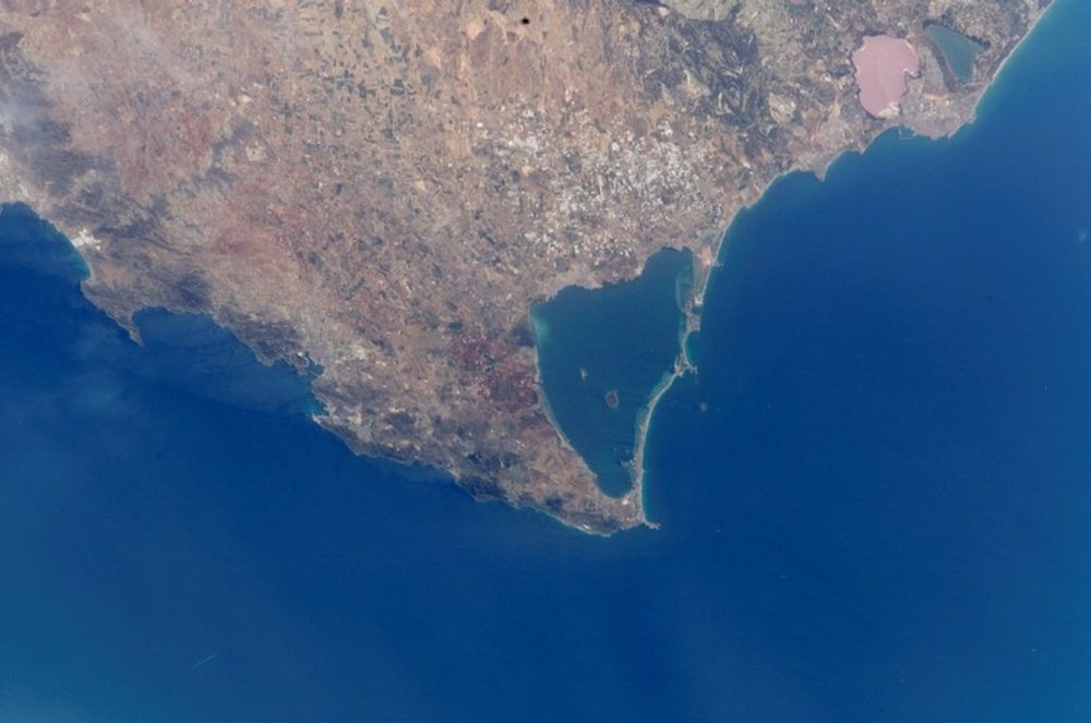 Mar Menor, som &auml;r en saltvattenslagun i Murcia, &auml;r allvarligt hotad av &ouml;verg&ouml;dning fr&aring;n de n&auml;rliggande jordbruken.
