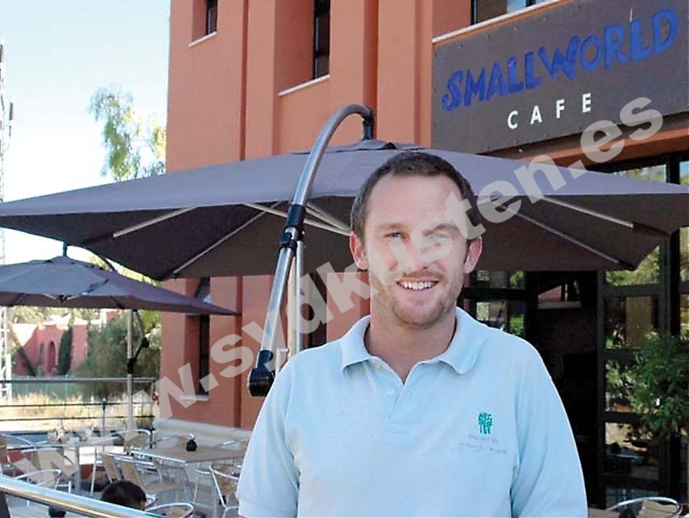 N&auml;r Victor Krensler gick ut fr&aring;n hotellskolan Les Roches i Marbella var han s&auml;ker p&aring; att han ville bli sin egen chef. Nu har han &ouml;ppnat Small World Caf&eacute; i Lomas de Sierra Blanca tillsammans med tre goda v&auml;nner och f&ouml;redetta klasskompisar.