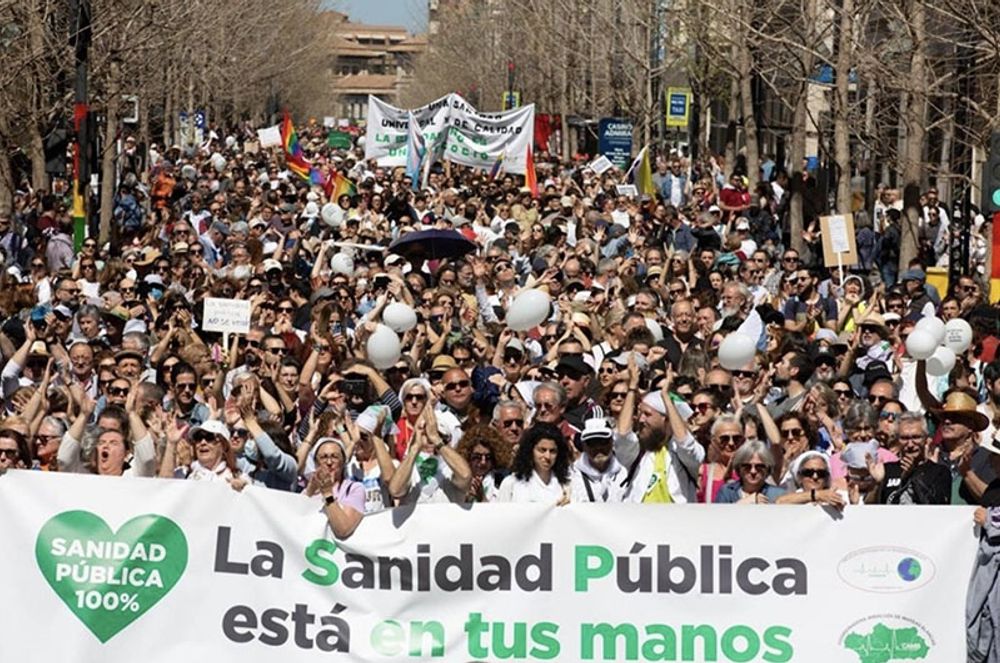 En av de st&ouml;rsta demonstrationerna h&ouml;lls i Granada. Foto: #25MLaSaludNoSeVende