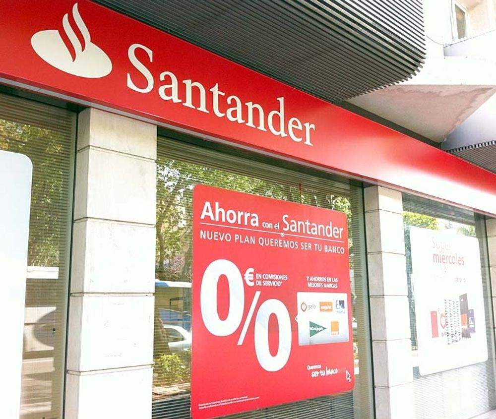 Santander Asset Management har &ouml;verklagat boten p&aring; 14 miljoner euro, f&ouml;r osk&auml;liga avgifter.